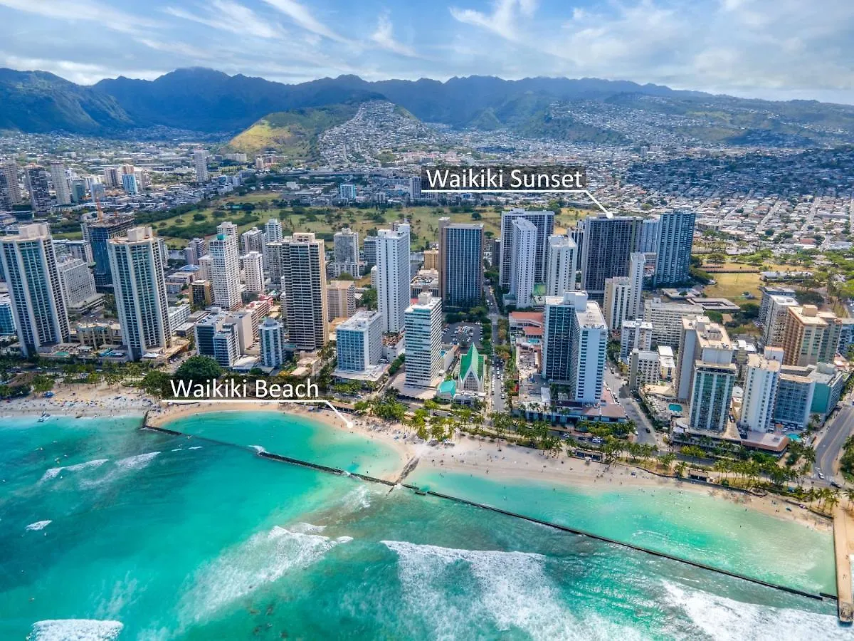 Newly Renovated 2 Bedroom Condo, 1 Block To Waikiki Beach, Free Parking Honolulu