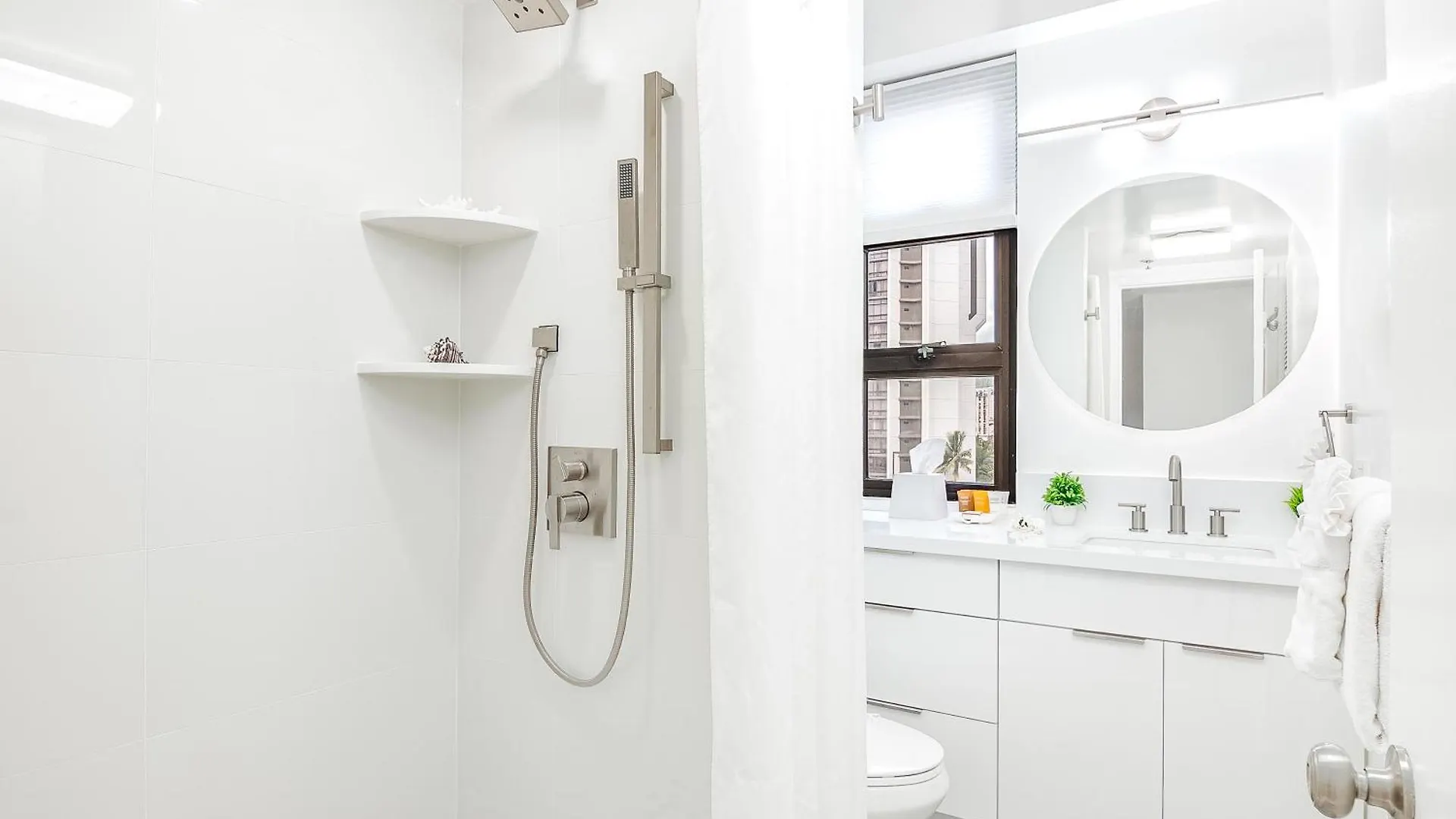 Newly Renovated 2 Bedroom Condo, 1 Block To Waikiki Beach, Free Parking Honolulu