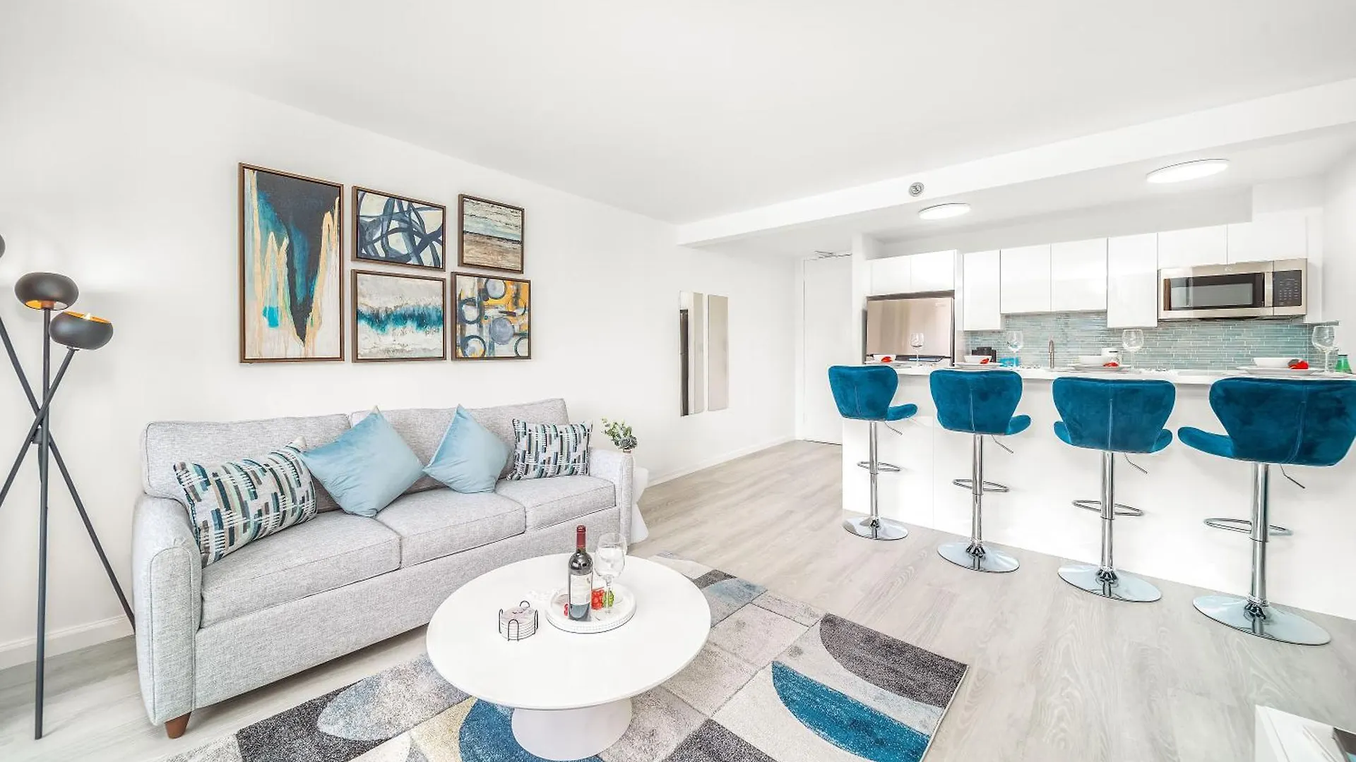 Newly Renovated 2 Bedroom Condo, 1 Block To Waikiki Beach, Free Parking Honolulu USA