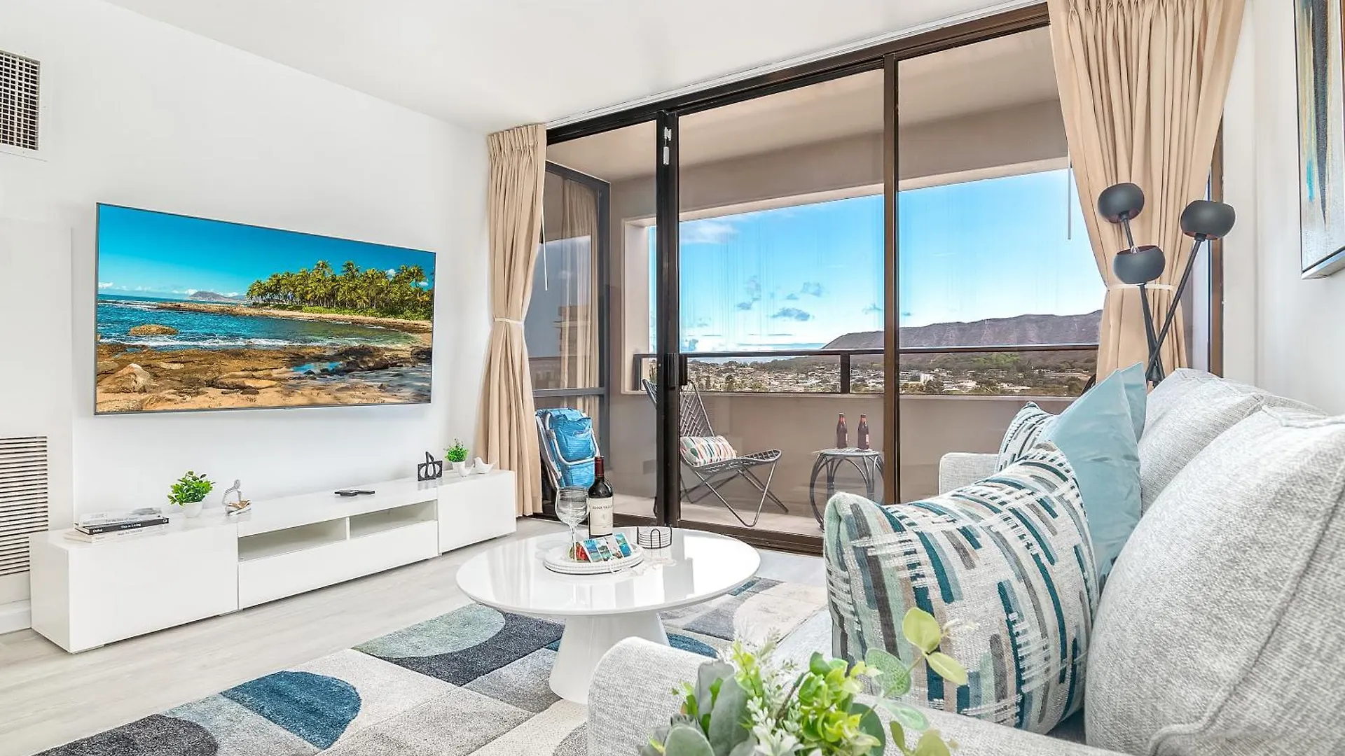 Newly Renovated 2 Bedroom Condo, 1 Block To Waikiki Beach, Free Parking Honolulu Lejlighed