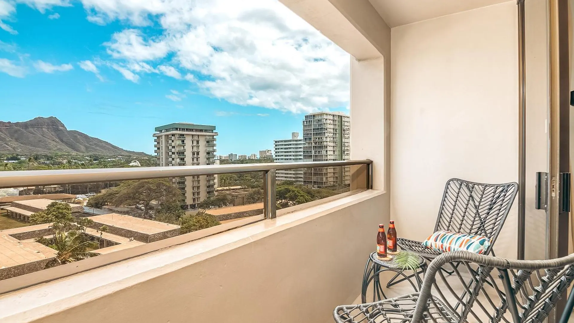 Newly Renovated 2 Bedroom Condo, 1 Block To Waikiki Beach, Free Parking Honolulu