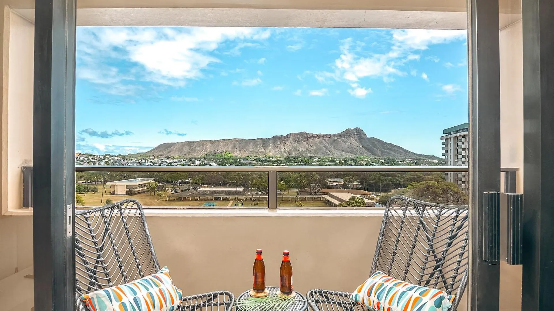 הונולולו Newly Renovated 2 Bedroom Condo, 1 Block To Waikiki Beach, Free Parking 0*,  ארצות הברית